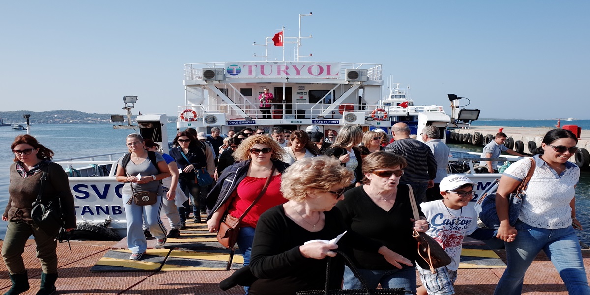 Ege’nin İki Yakası: Türkiye’den Hangi Yunan Adalarına Feribot Var?