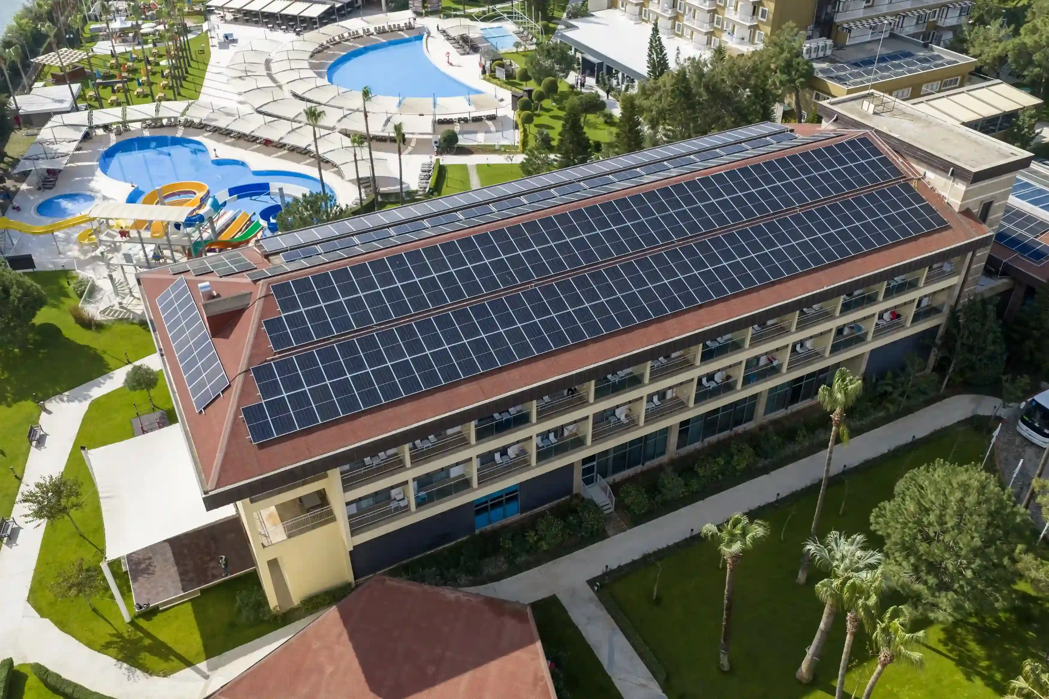 Çatısında güneş panelleri bulunan otel