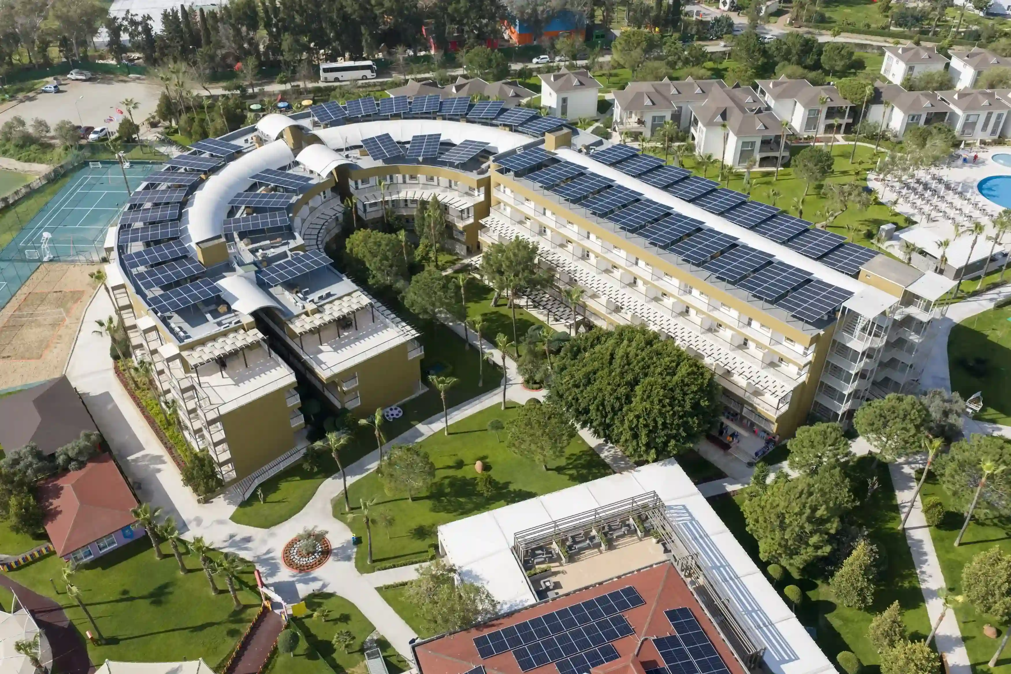 Çatılarında fotovoltaik paneller bulunan tatil tesisi